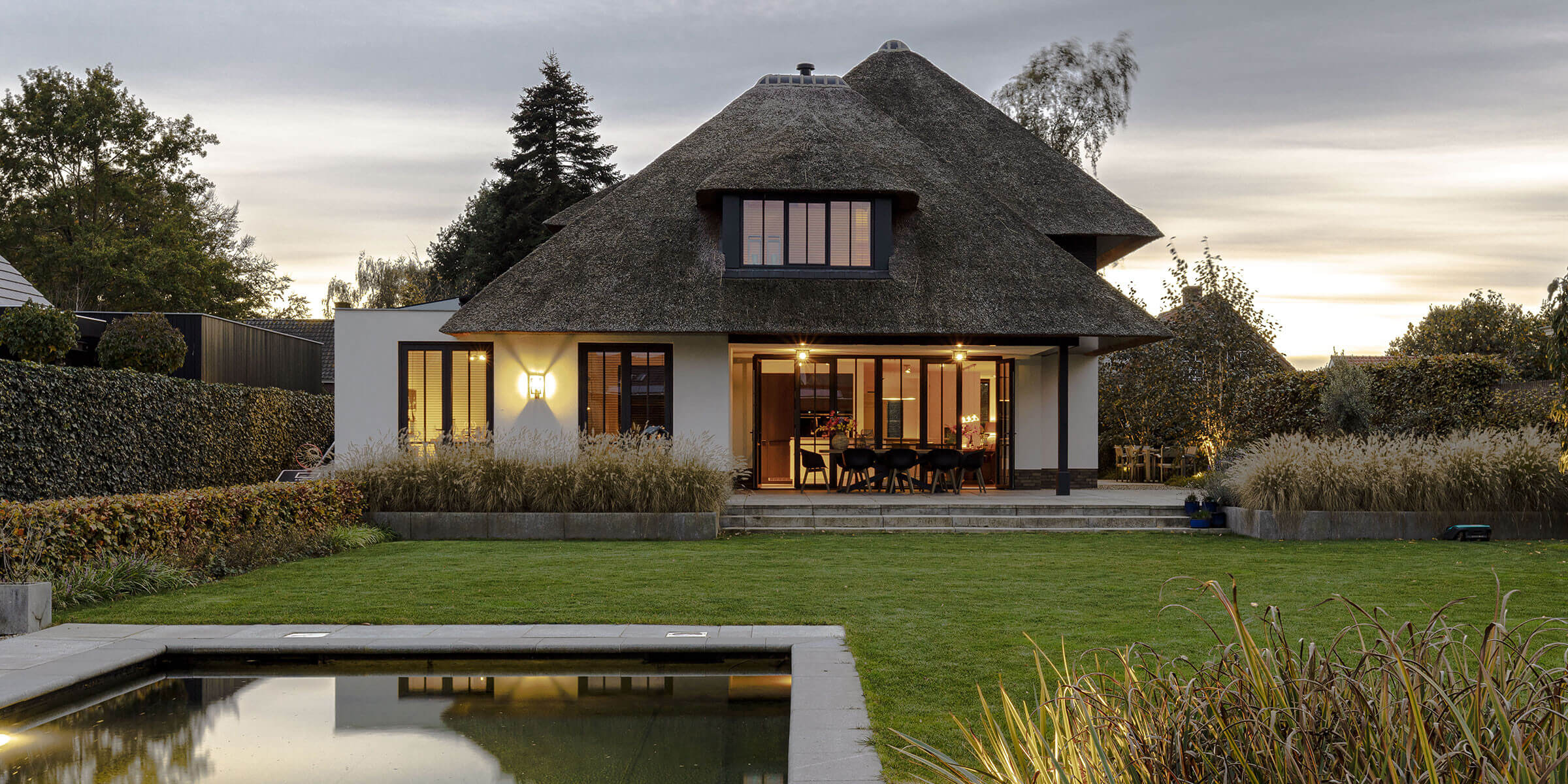 Landelijk moderne rietgedekte villa Oosterhout | Tuinzijde